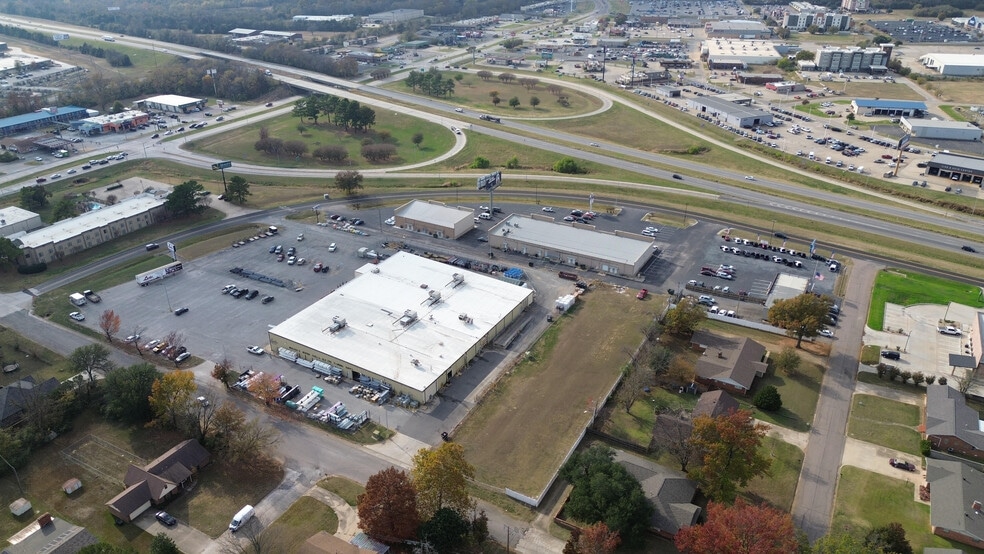 More Photos Of 2100 W Evergreen St, Durant Storefront For Lease