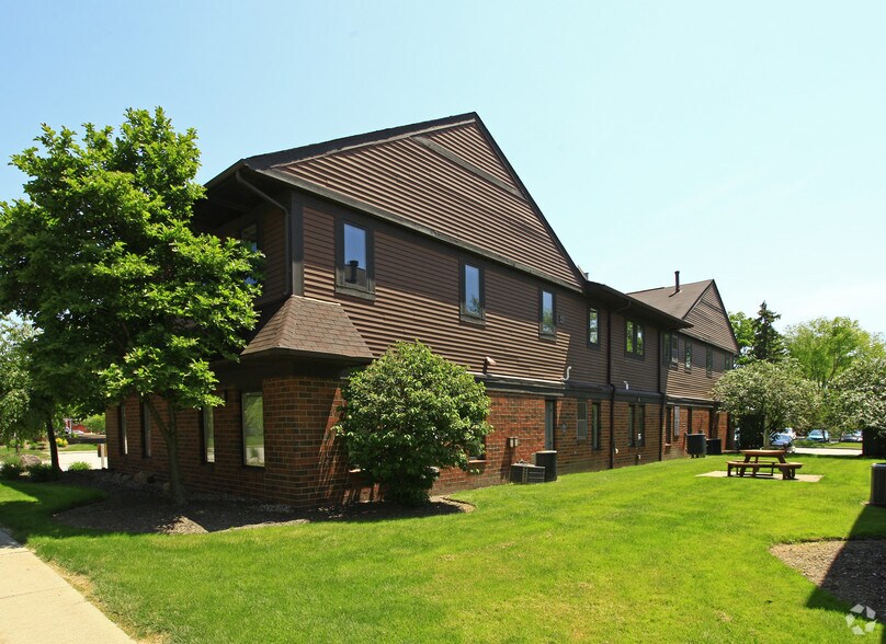 More Photos Of 6200 Som Center Rd, Solon Unknown For Lease