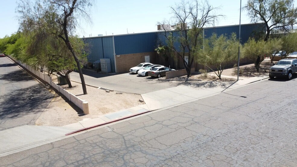 More Photos Of 737 W 2nd Ave, Mesa Manufacturing For Sale
