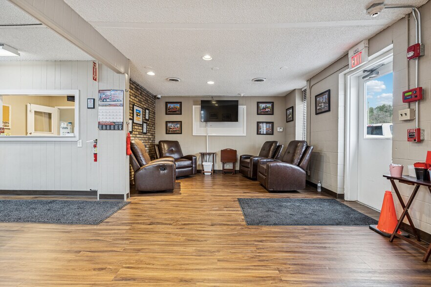 More Photos Of 3502 Dickerson Pike, Nashville Flex For Sale