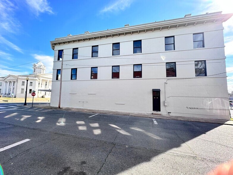 More Photos Of 200 S 3rd St, Leesville Hospitality For Sale