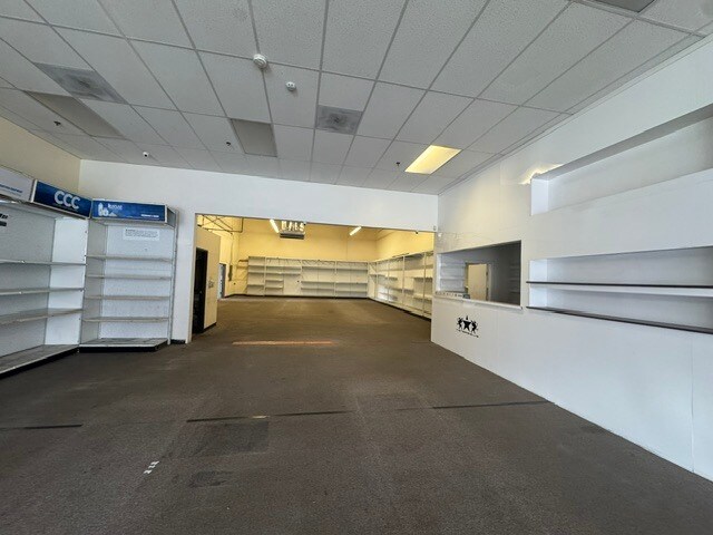 More Photos Of 210 Dupont St, Corona Showroom For Lease