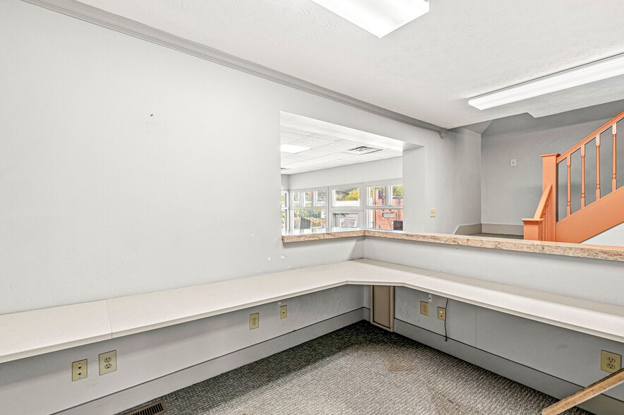 More Photos Of 2601 E 56th St, Indianapolis Light Distribution For Sale