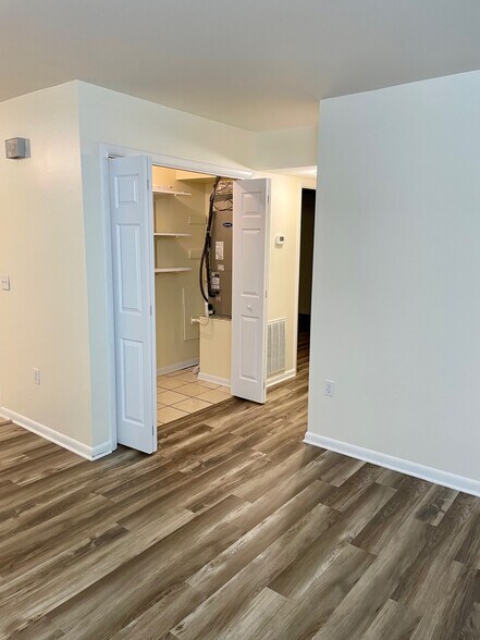 More Photos Of 400 Foxfire Ct, Seneca Apartments For Sale