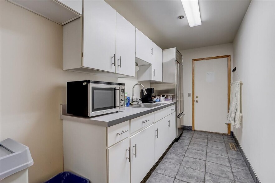 More Photos Of 2987 Yarmouth Greenway Dr, Madison Office For Sale