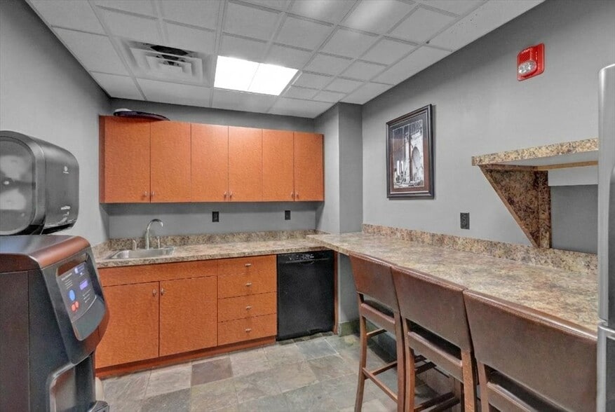 More Photos Of 426 Warren St, Reading Office For Sale