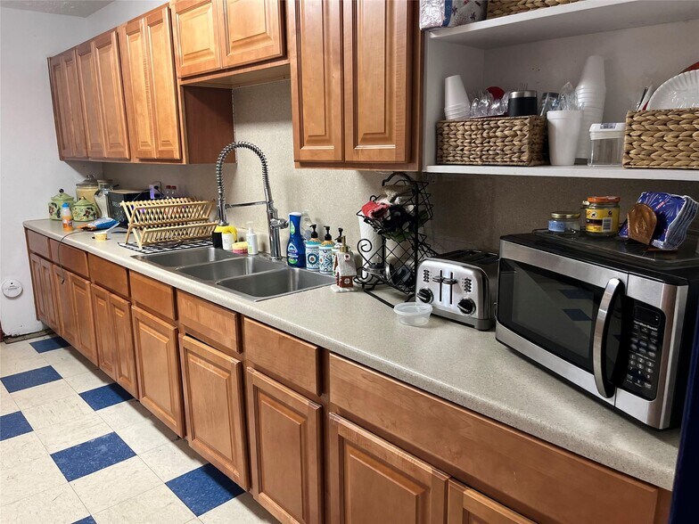 More Photos Of 1407 Blackburn Dr, Pasadena Office For Sale