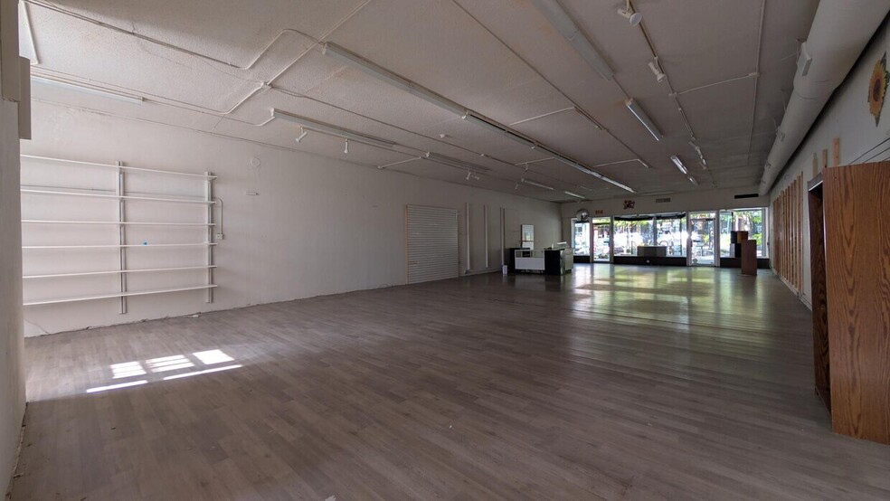 More Photos Of 418 N Main St, Hendersonville General Retail For Lease