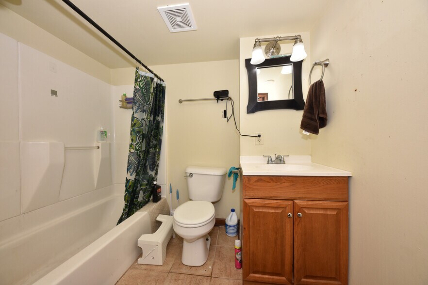More Photos Of 2940 N Maryland Ave, Milwaukee Apartments For Sale