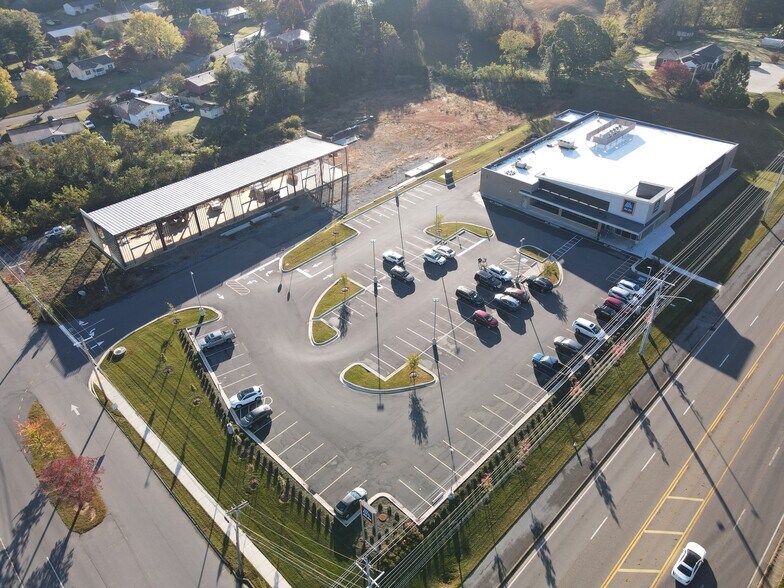 More Photos Of 110 Whitewood Blvd, Johnson City General Retail For Lease