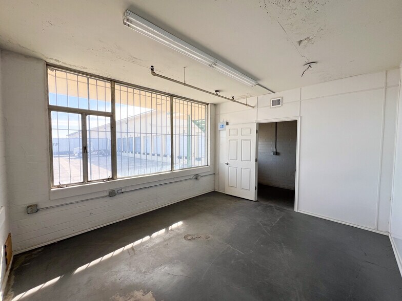 More Photos Of 3000 E Houston St, San Antonio Unknown For Lease