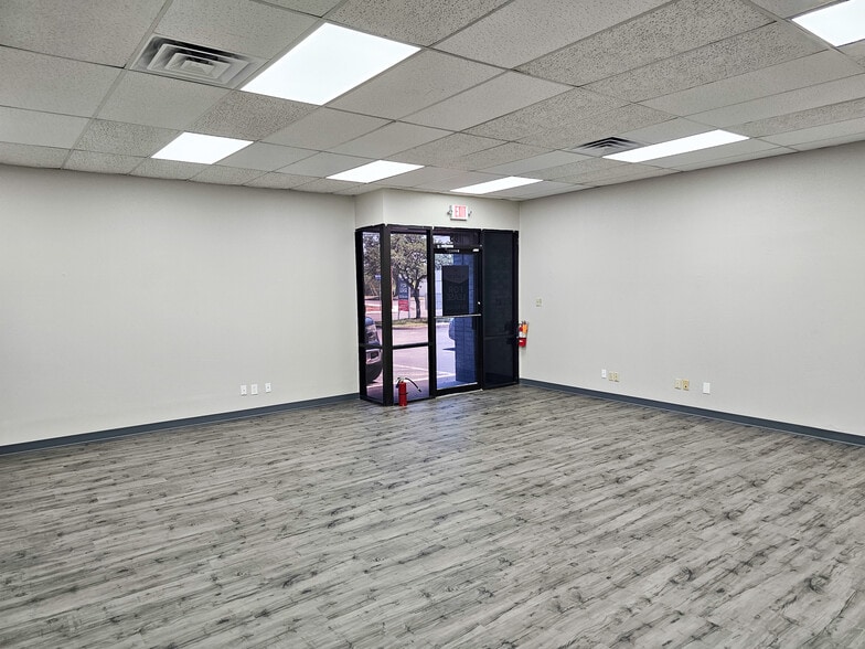 More Photos Of 8001 Mainland Dr, San Antonio Manufacturing For Lease