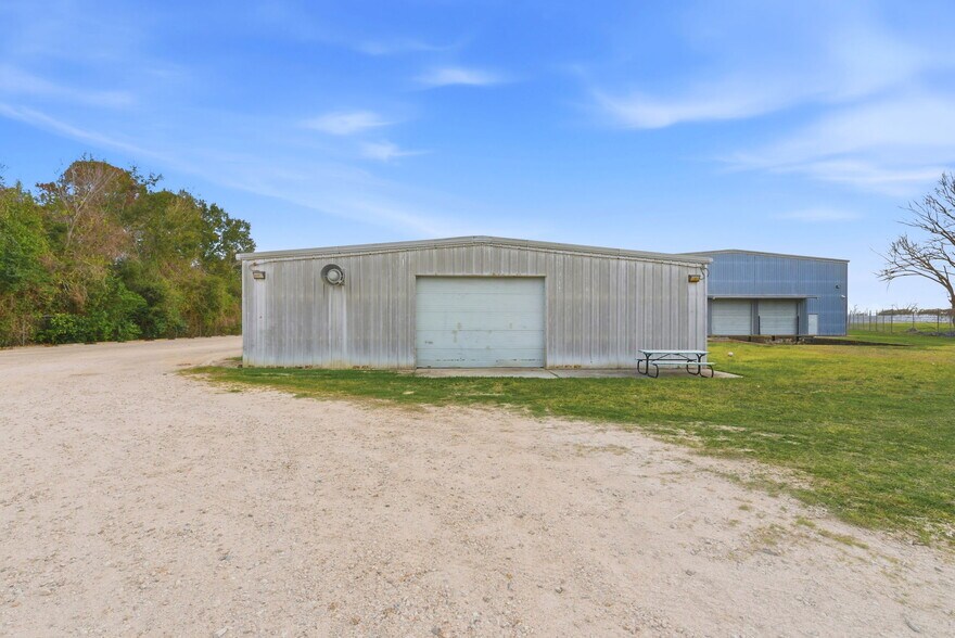 More Photos Of 13025 Fadeway ln, Houston Industrial For Lease