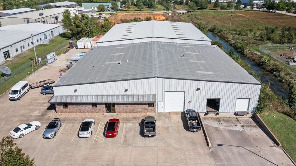 More Photos Of 2078 Ford Ave, Springdale Warehouse For Lease