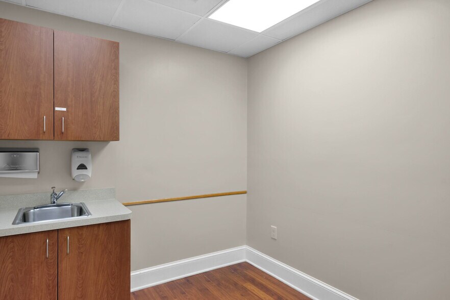 More Photos Of 1201-1203 Colonial Commons Ct, Lancaster Medical For Lease