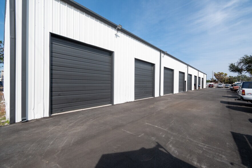 More Photos Of 320 Warfield Ave, Venice Warehouse For Sale