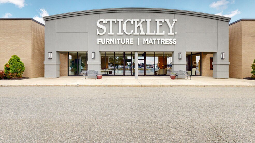 Primary Photo Of 151 Wolf Rd, Colonie Freestanding For Sale