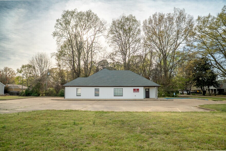 More Photos Of 221 Gay St, Batesville Medical For Sale