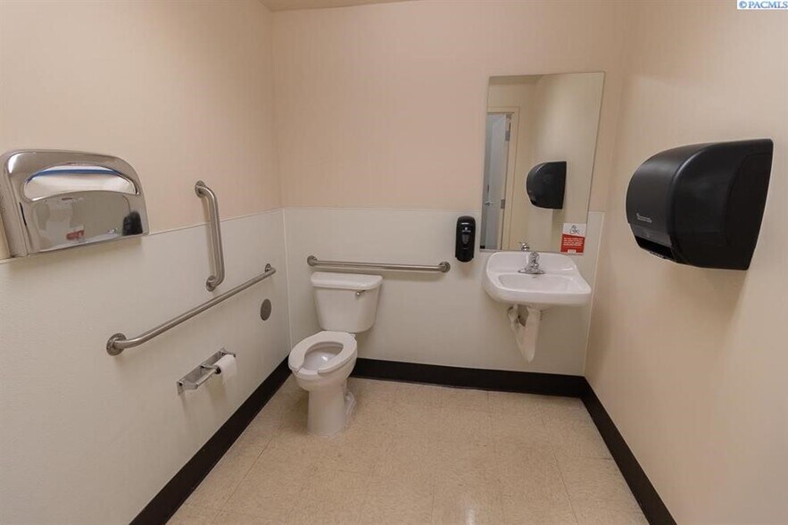 More Photos Of 81 Columbia Point Dr, Richland General Retail For Lease