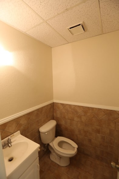 More Photos Of 5426-5440 Schertz Rd, San Antonio Flex For Lease