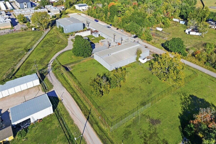 More Photos Of 13026 Rosecrest Dr, Houston Warehouse For Lease