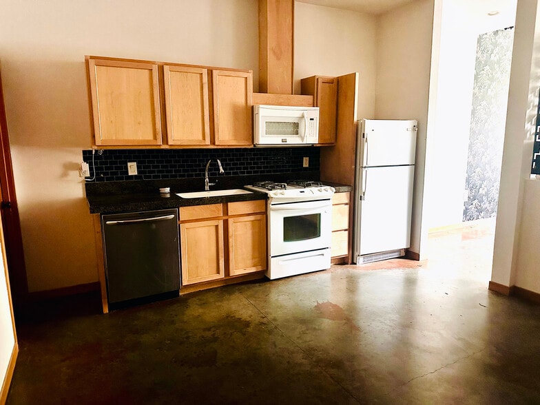 More Photos Of 7321-7327 N Charleston Ave, Portland Freestanding For Lease