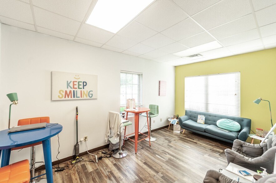 More Photos Of 20 Executive Park Dr, Hendersonville Loft Creative Space For Sale