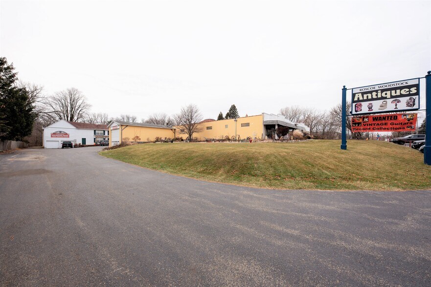 More Photos Of 890 Lake Ave, Woodstock General Retail For Sale