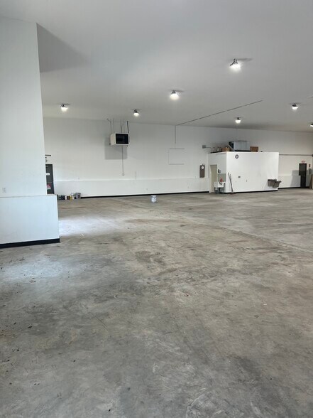 More Photos Of 2746 Pulaski Hwy, Newark Light Distribution For Lease