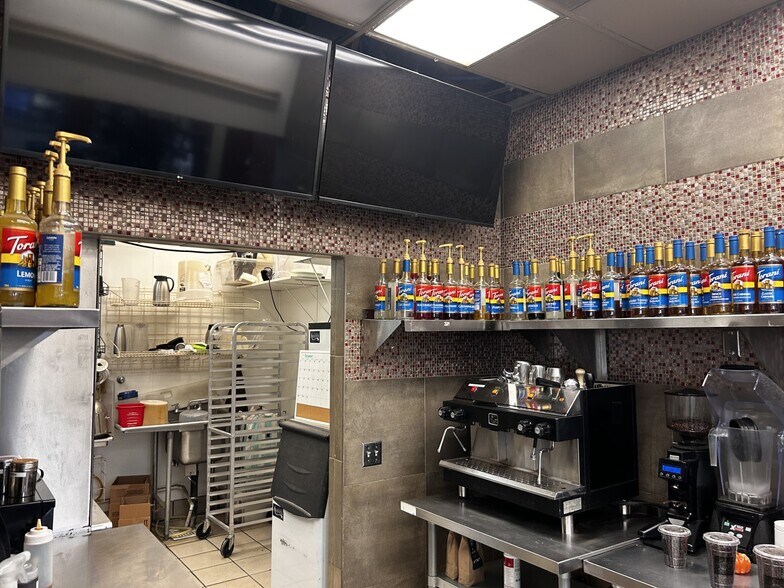 More Photos Of 7505 N Willow Ave, Fresno Convenience Store For Lease