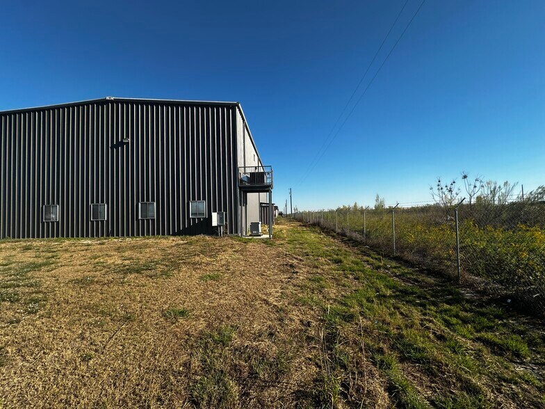 More Photos Of 11721 Von Quintus Rd, Austin Flex For Lease