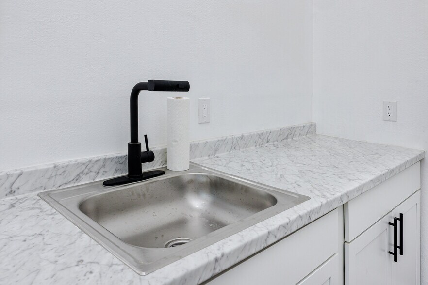 More Photos Of 2123 NE Coachman Rd, Clearwater Office For Sale