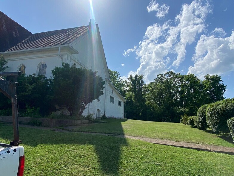 More Photos Of 400 N 3rd St, De Soto Religious Facility For Sale