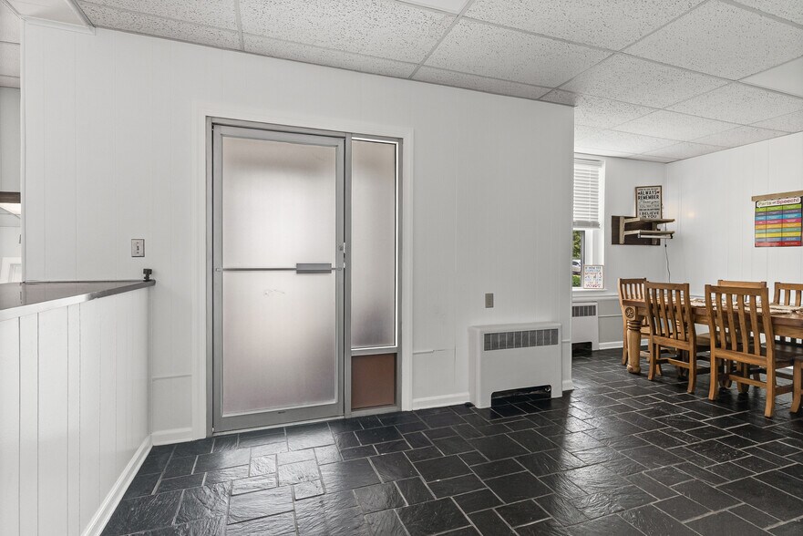 More Photos Of 525 7th St, Altavista Office For Sale