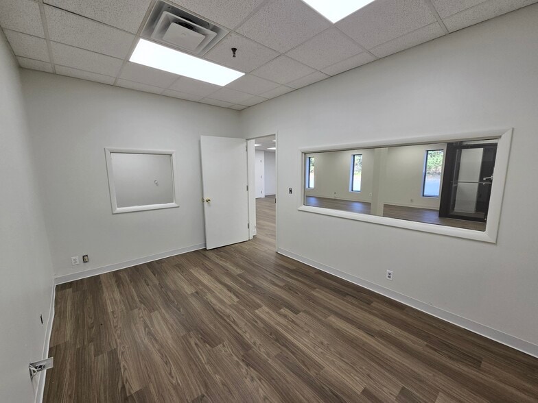 More Photos Of 40 Commerce Dr, Hauppauge Warehouse For Lease