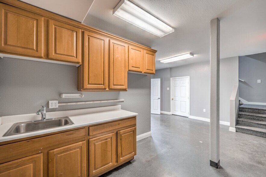 More Photos Of 5965 Harrison Dr, Las Vegas Warehouse For Lease