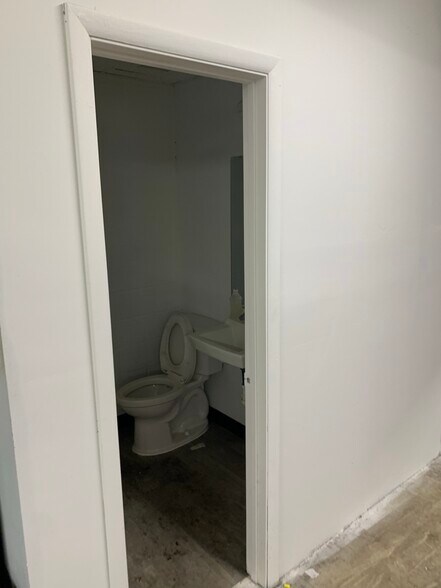 More Photos Of 3415-3501 Windom Rd, Brentwood Warehouse For Lease