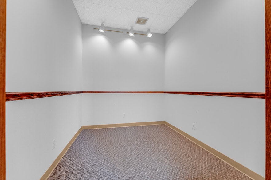 More Photos Of 214 Merchant St, Fairmont Bank For Sale