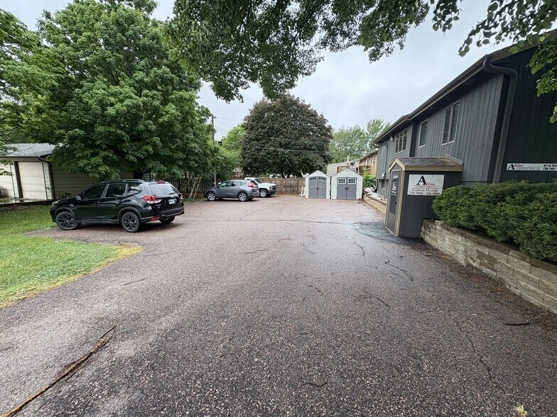 More Photos Of 409 E 41st St, Sioux Falls Office For Lease