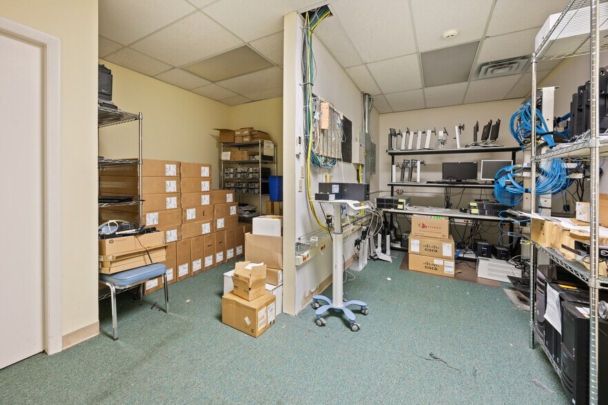 More Photos Of 19 Lunar Dr, Woodbridge Medical For Lease