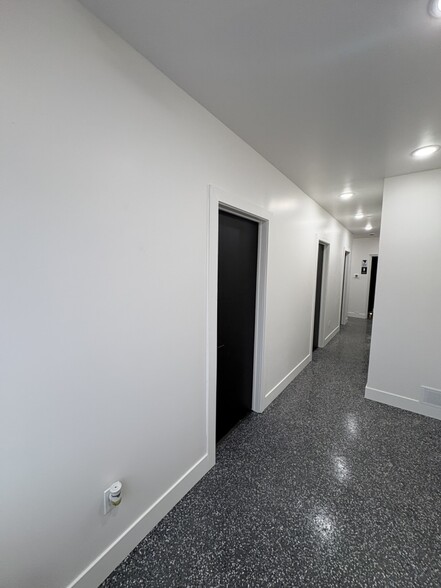 More Photos Of 2011 Hull Ave, Des Moines Truck Terminal For Lease