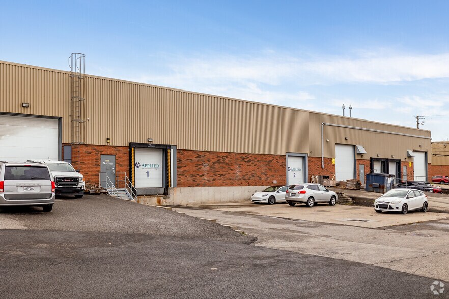 More Photos Of 5520-5576 Boul Des Rossignols, Laval Warehouse For Lease