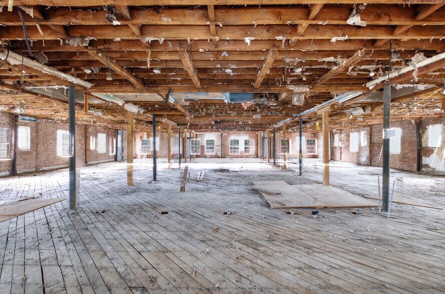 More Photos Of 1 Public Square Red Boiling Springs Sq, Lafayette Showroom For Sale
