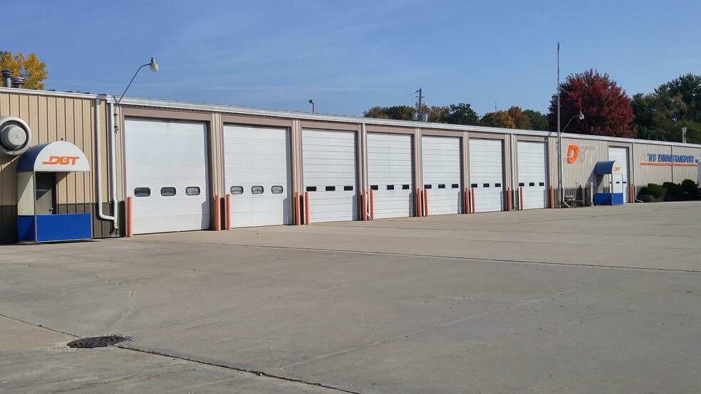 More Photos Of 1200 N 24th St, Manitowoc Showroom For Lease