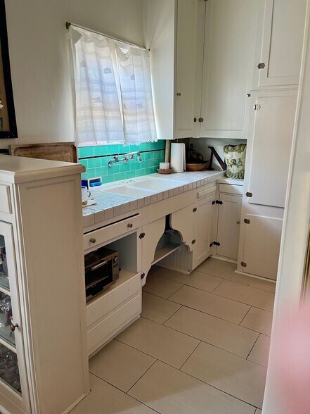 More Photos Of 455 N Sycamore Ave, Los Angeles Apartments For Sale