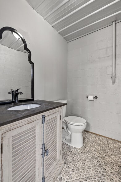 More Photos Of 764 E Seventh St, Lexington Warehouse For Sale