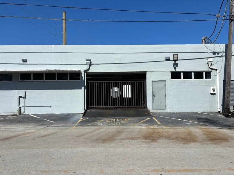 More Photos Of 111 SW 33rd St, Fort Lauderdale Warehouse For Lease