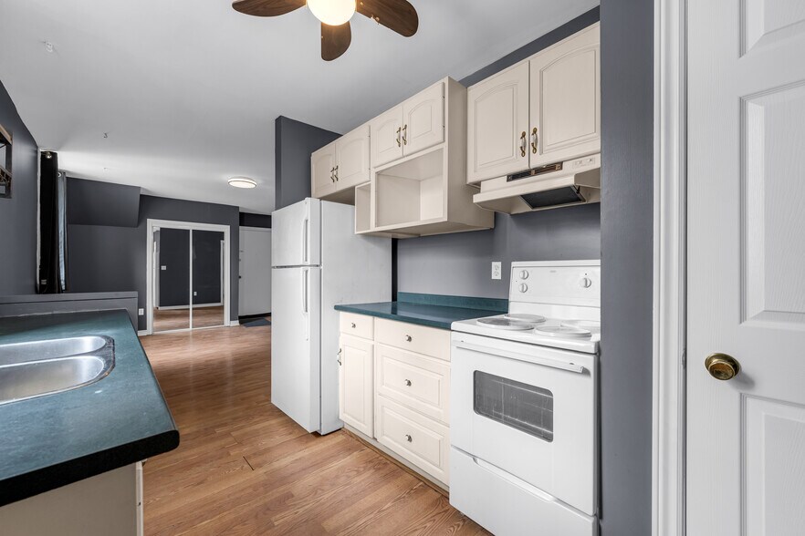 More Photos Of 320 King St E, Hamilton Storefront Retail Residential For Sale