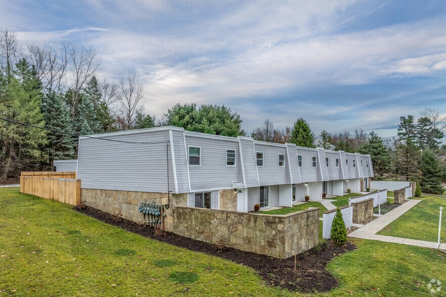 More Photos Of 2215 Aurora Dr, Pittsburgh Apartments For Sale