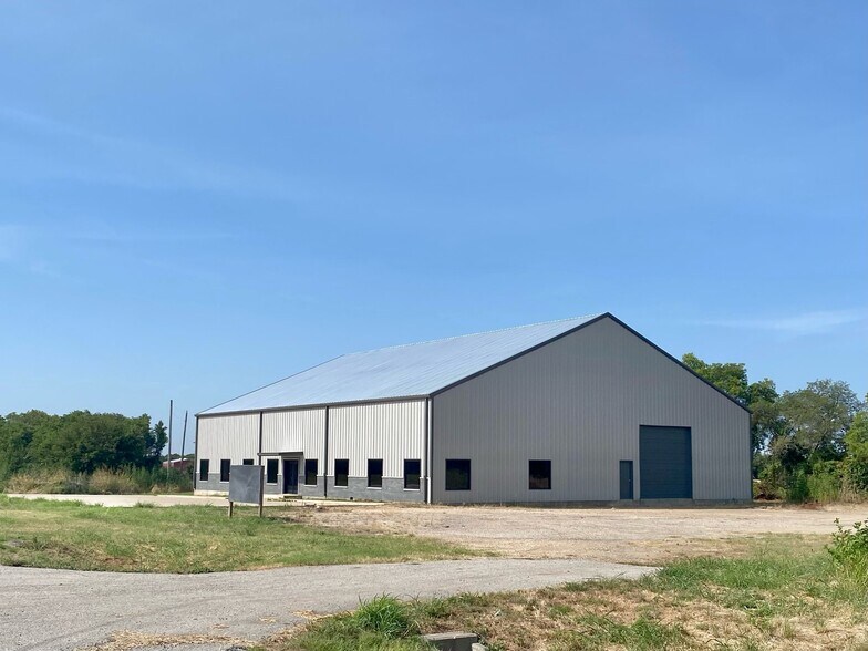 More Photos Of 131 Pecan st, Abbott Warehouse For Lease